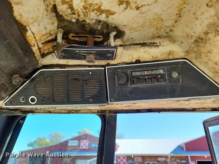 image for item LR9034 International 986  tractor