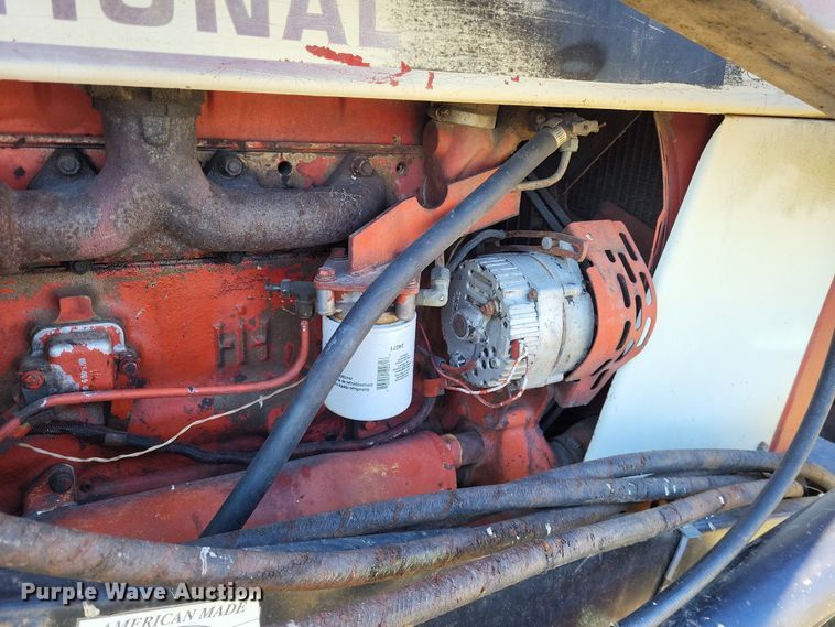 image for item LR9034 International 986  tractor