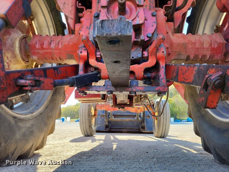 image for item LR9034 International 986  tractor