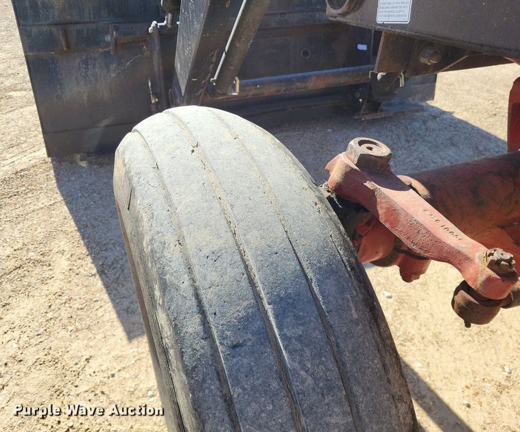 image for item LR9034 International 986  tractor