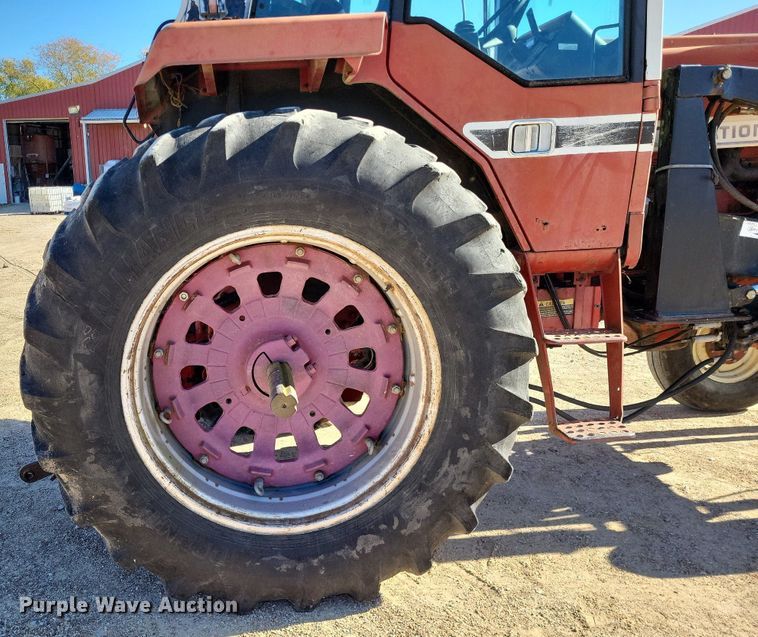 image for item LR9034 International 986  tractor