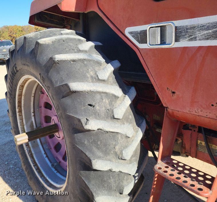 image for item LR9034 International 986  tractor