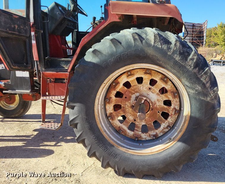 image for item LR9034 International 986  tractor