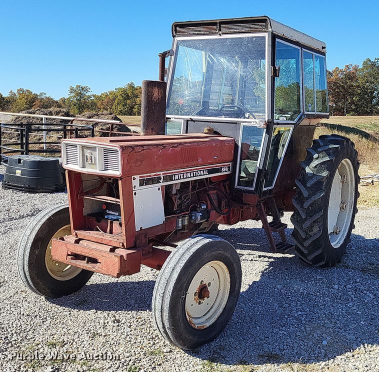 image for item LR9035 1983 International 884  tractor