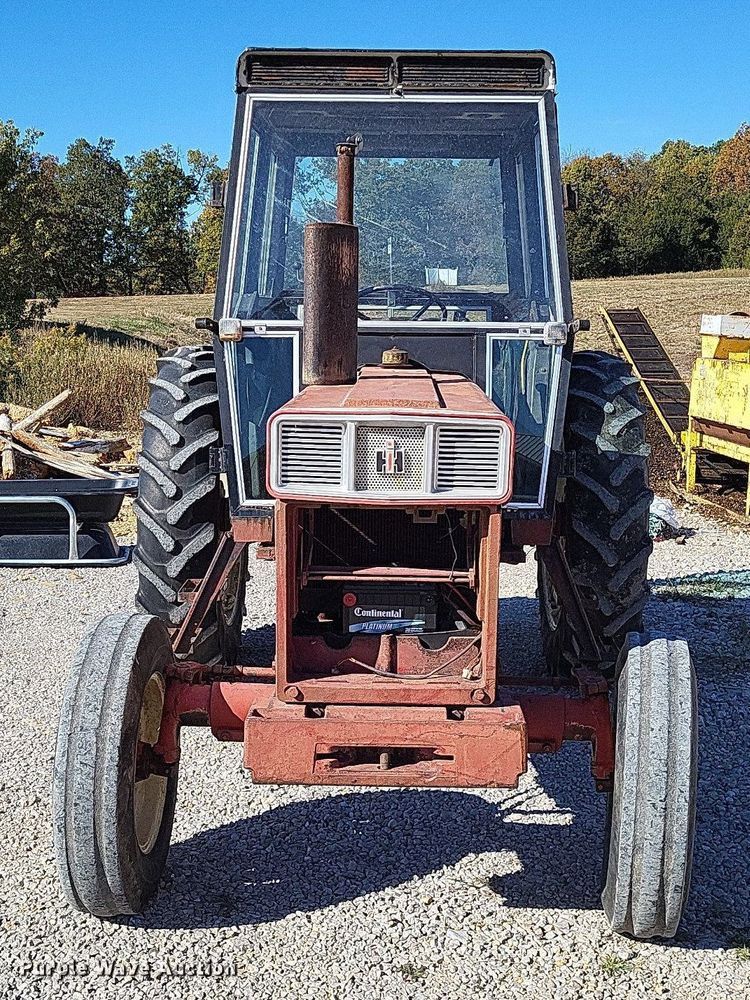 image for item LR9035 1983 International 884  tractor