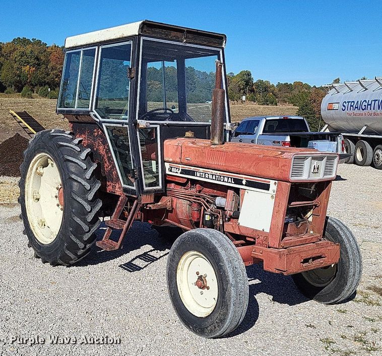 image for item LR9035 1983 International 884  tractor