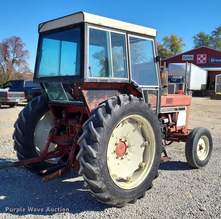 image for item LR9035 1983 International 884  tractor