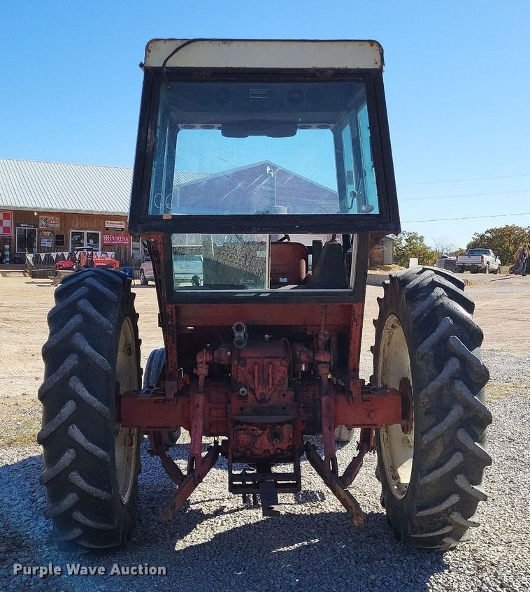 image for item LR9035 1983 International 884  tractor