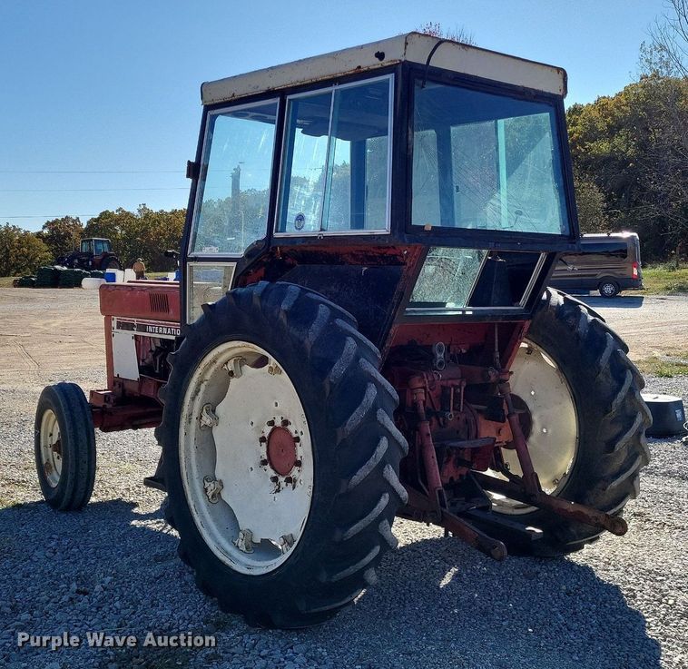 image for item LR9035 1983 International 884  tractor