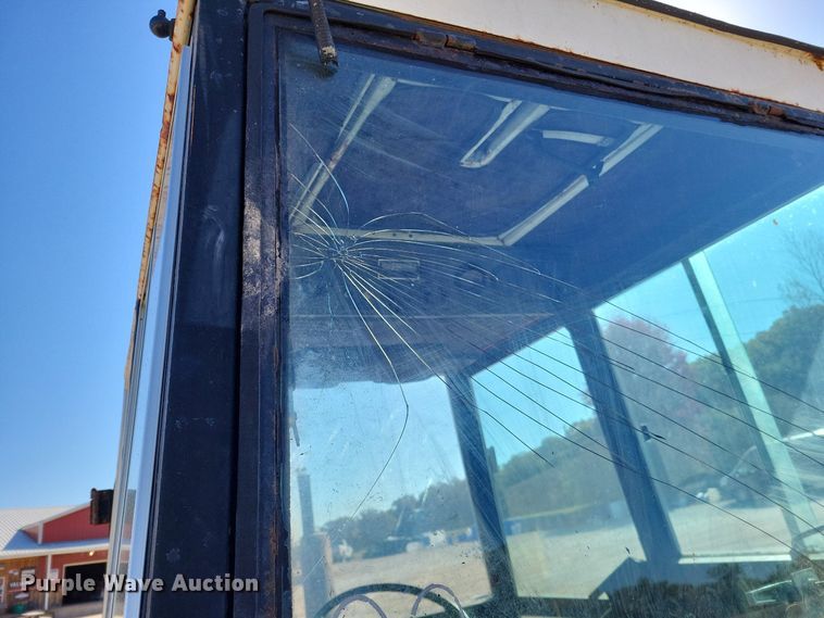 image for item LR9035 1983 International 884  tractor