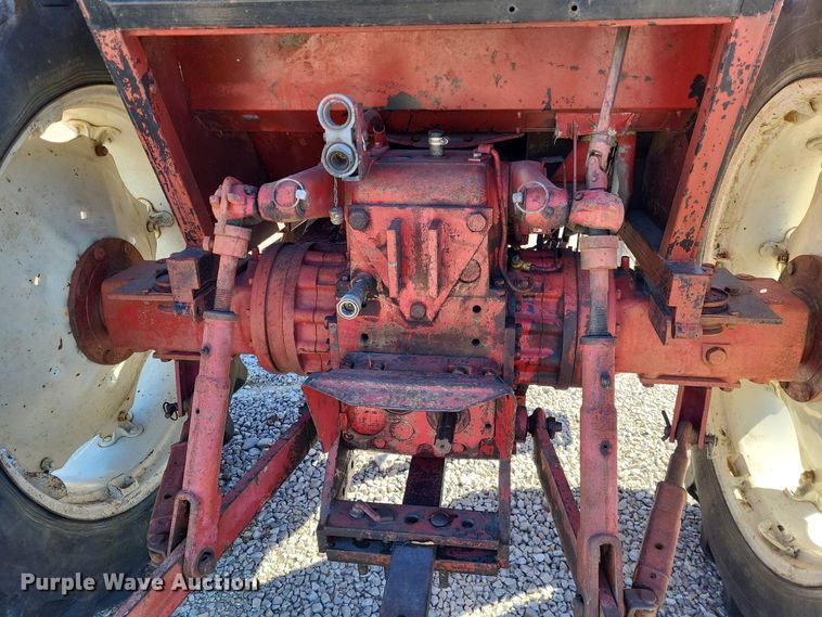 image for item LR9035 1983 International 884  tractor