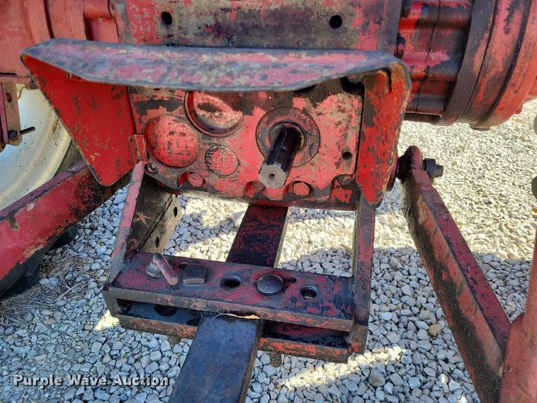 image for item LR9035 1983 International 884  tractor