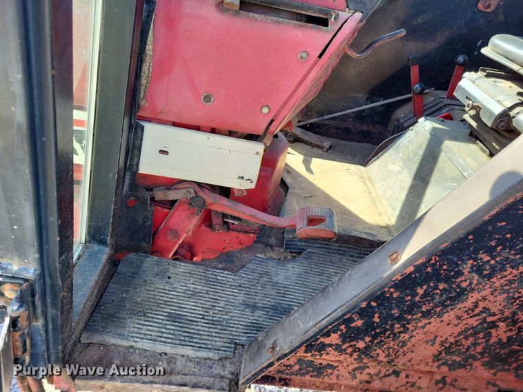 image for item LR9035 1983 International 884  tractor