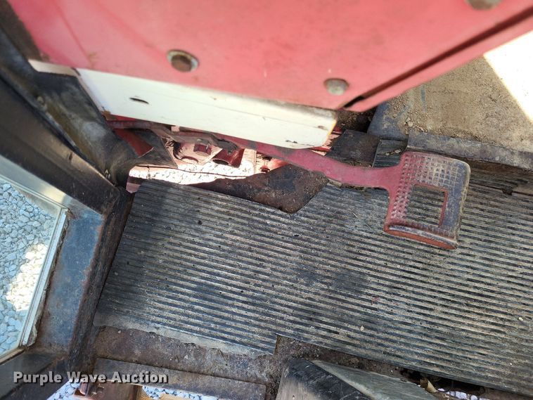 image for item LR9035 1983 International 884  tractor