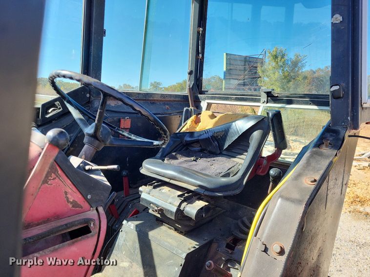 image for item LR9035 1983 International 884  tractor