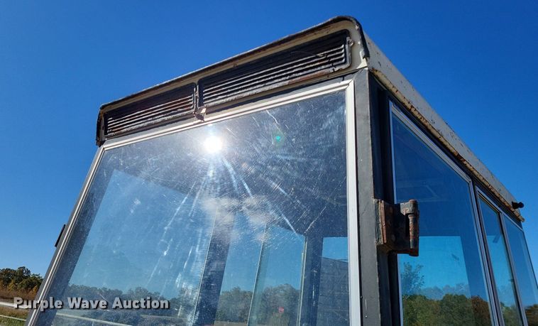 image for item LR9035 1983 International 884  tractor