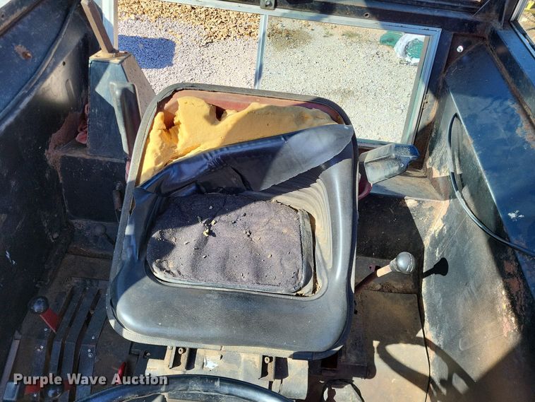 image for item LR9035 1983 International 884  tractor