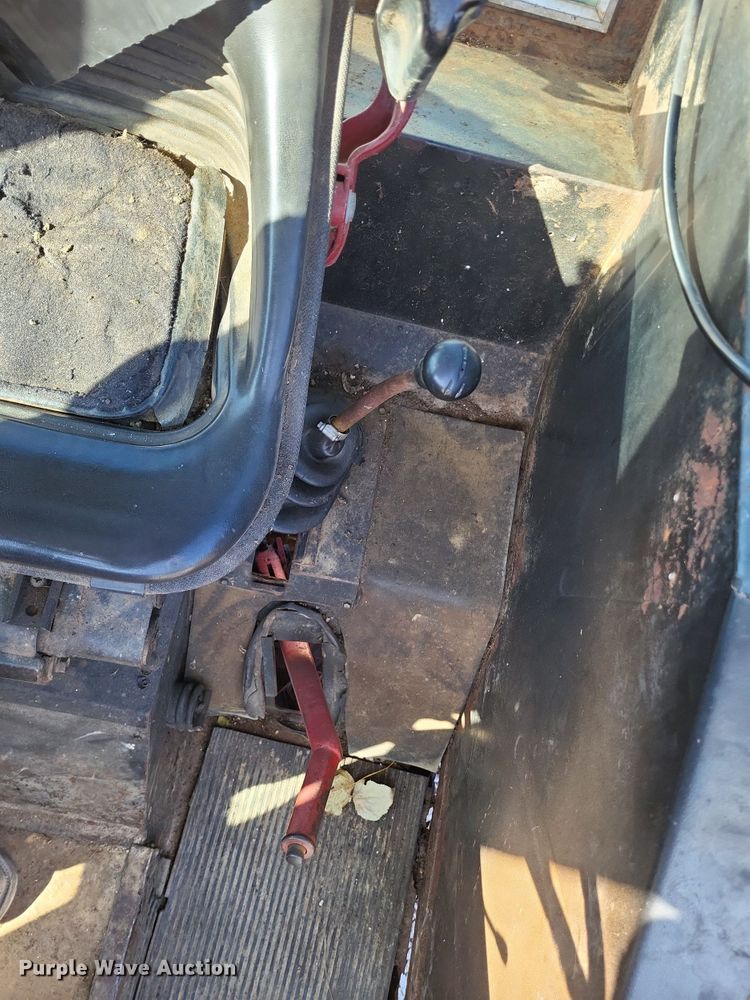 image for item LR9035 1983 International 884  tractor