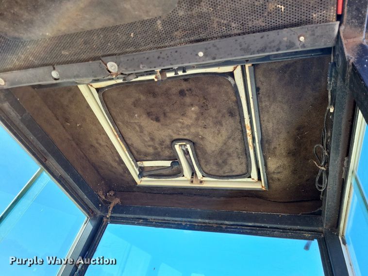 image for item LR9035 1983 International 884  tractor