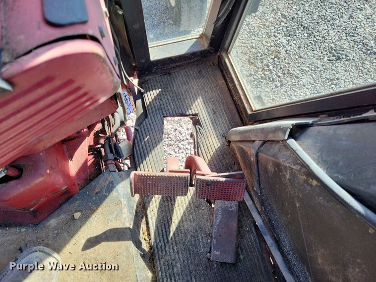 image for item LR9035 1983 International 884  tractor