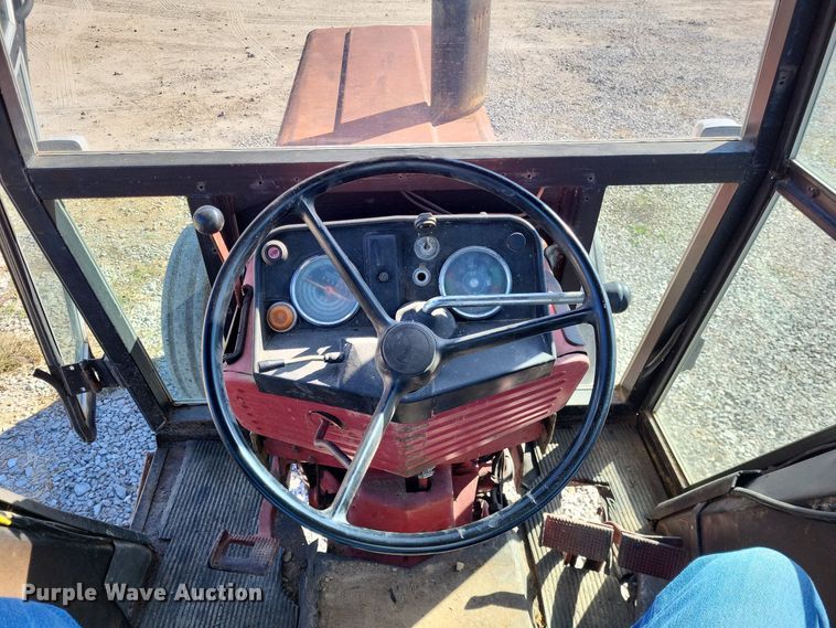 image for item LR9035 1983 International 884  tractor