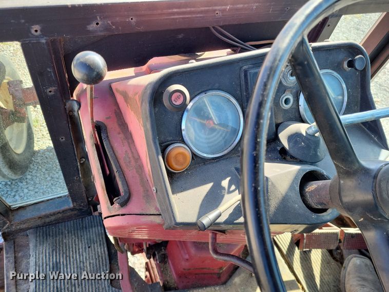 image for item LR9035 1983 International 884  tractor