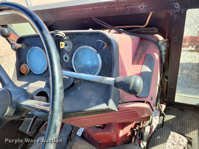 image for item LR9035 1983 International 884  tractor