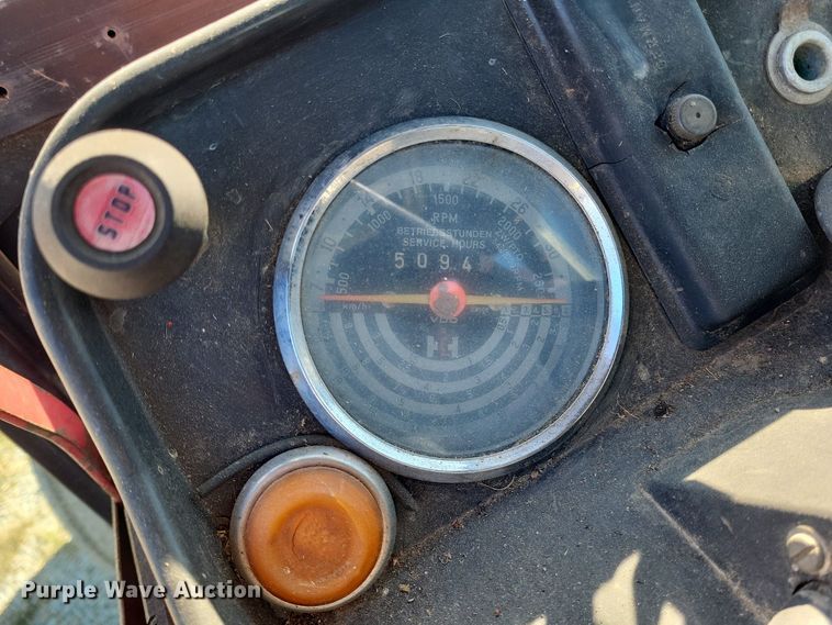 image for item LR9035 1983 International 884  tractor