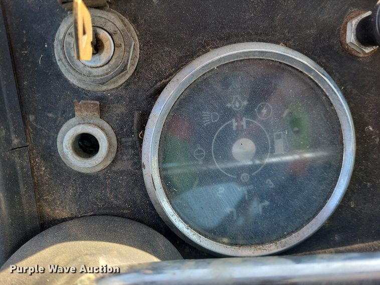 image for item LR9035 1983 International 884  tractor