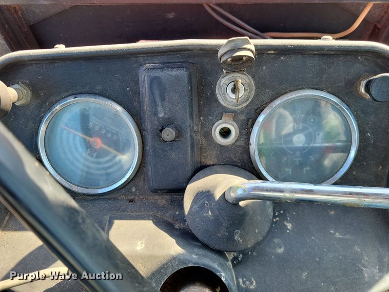 image for item LR9035 1983 International 884  tractor