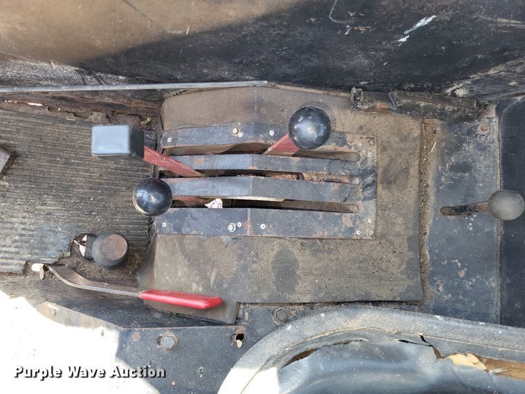 image for item LR9035 1983 International 884  tractor