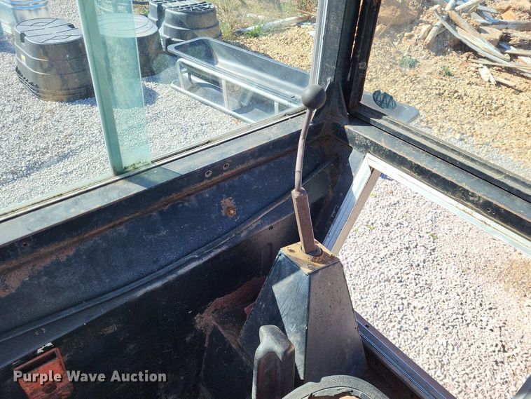 image for item LR9035 1983 International 884  tractor