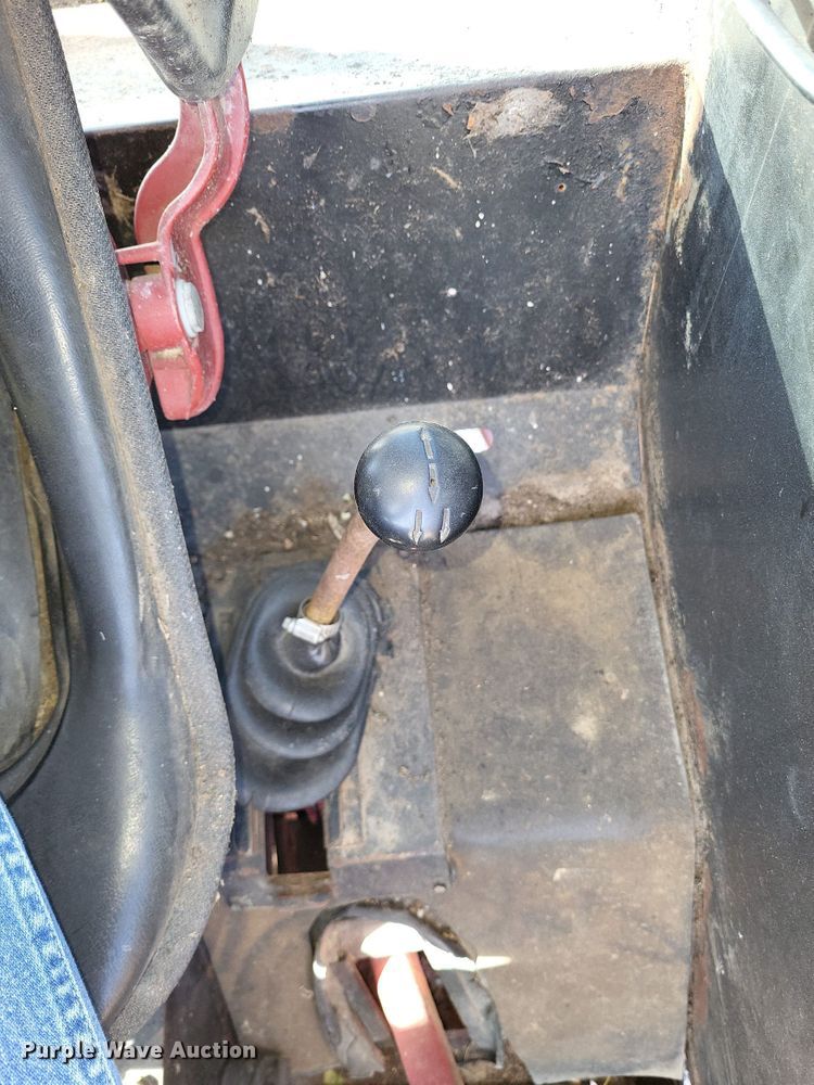 image for item LR9035 1983 International 884  tractor