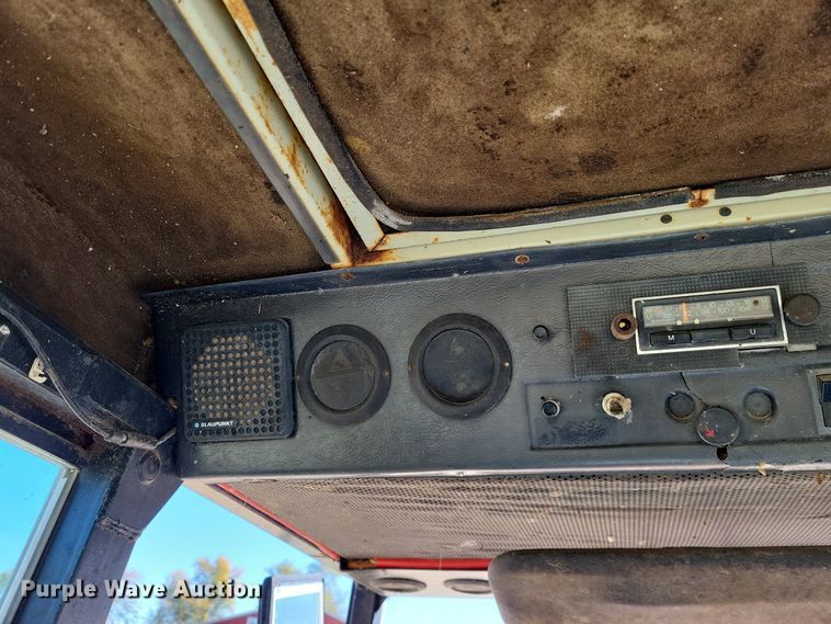 image for item LR9035 1983 International 884  tractor