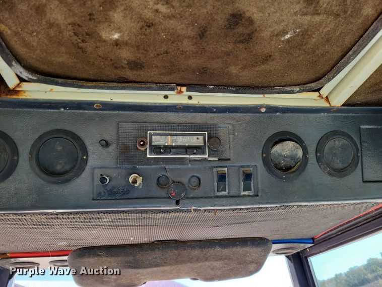 image for item LR9035 1983 International 884  tractor