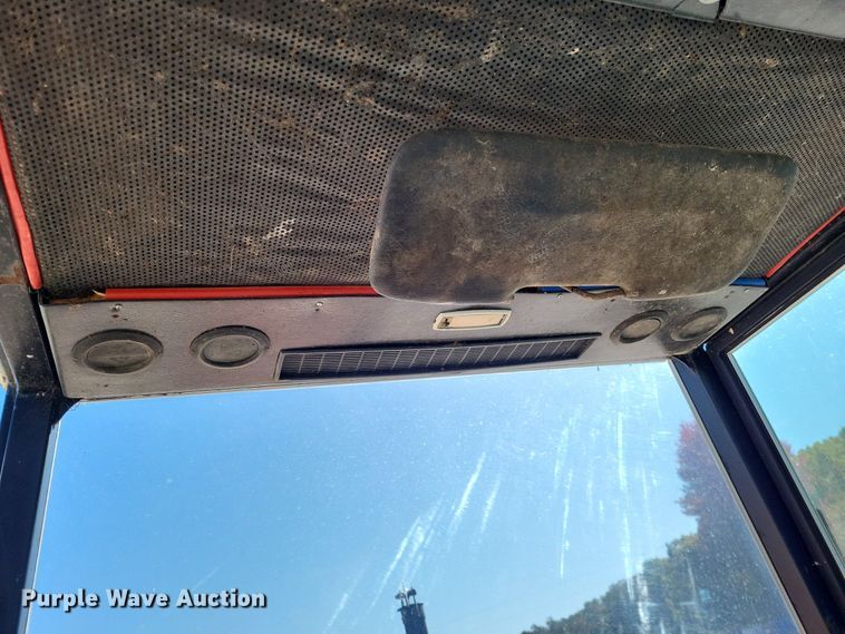 image for item LR9035 1983 International 884  tractor