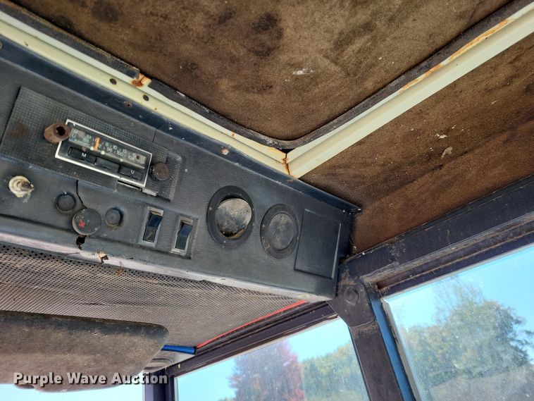 image for item LR9035 1983 International 884  tractor