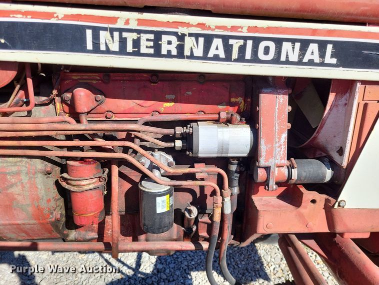 image for item LR9035 1983 International 884  tractor