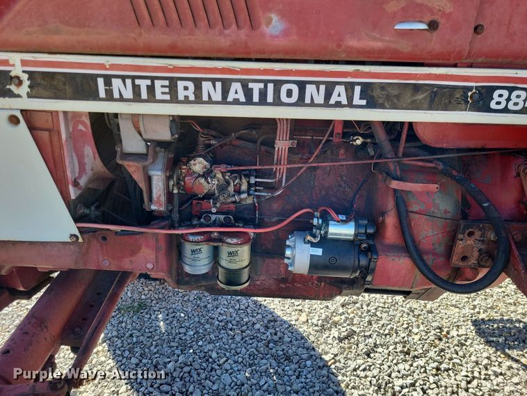 image for item LR9035 1983 International 884  tractor