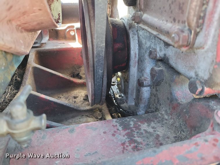 image for item LR9035 1983 International 884  tractor