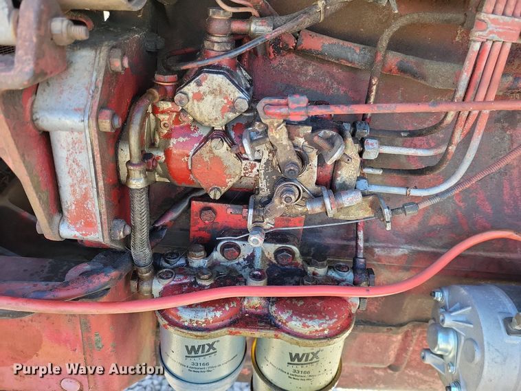 image for item LR9035 1983 International 884  tractor