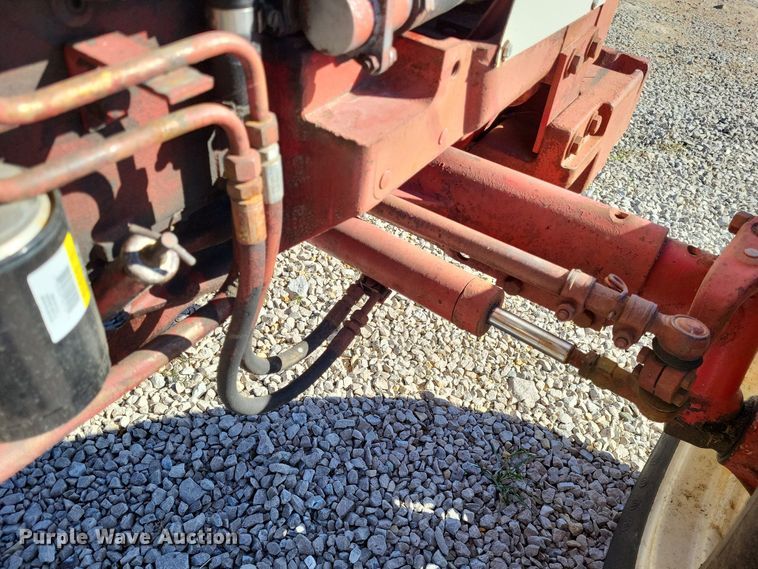 image for item LR9035 1983 International 884  tractor