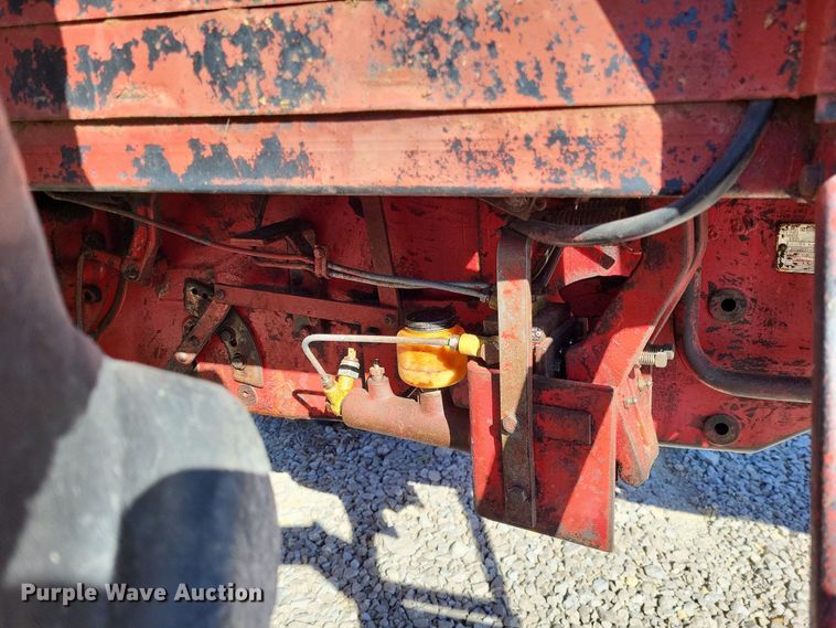 image for item LR9035 1983 International 884  tractor