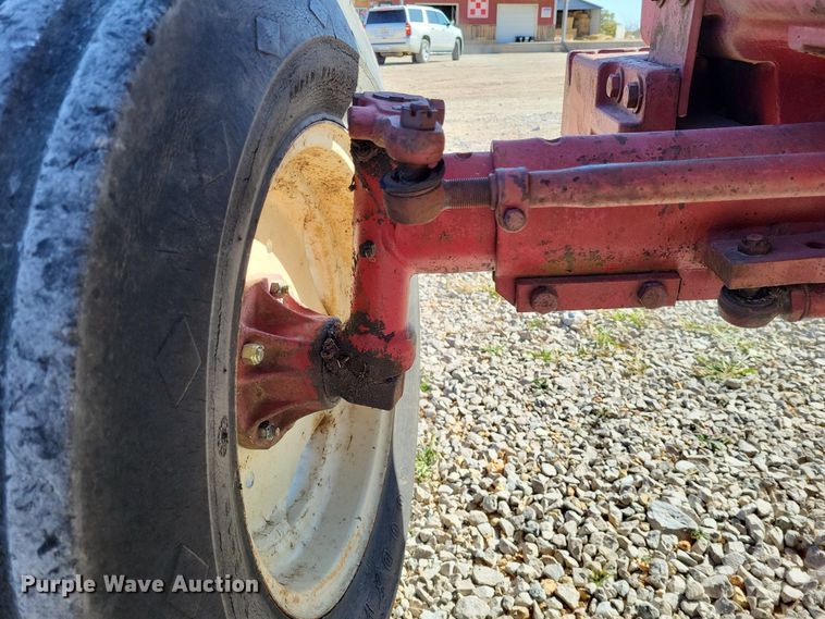 image for item LR9035 1983 International 884  tractor