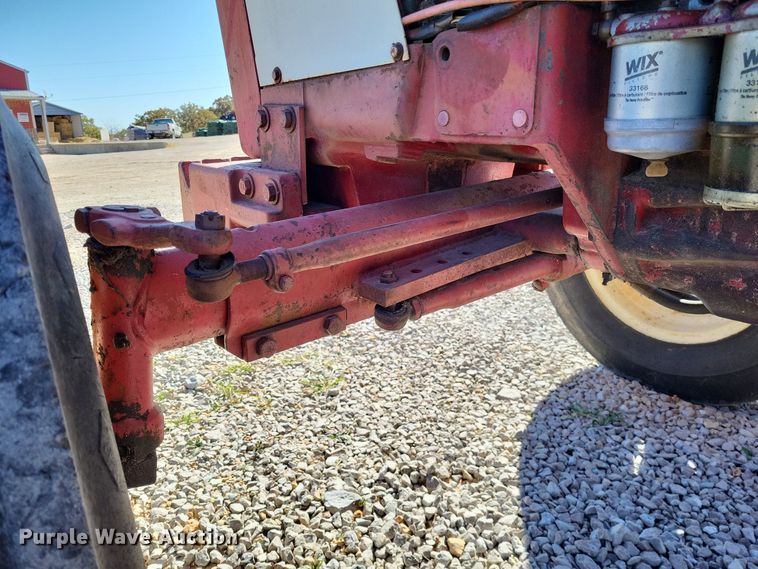 image for item LR9035 1983 International 884  tractor