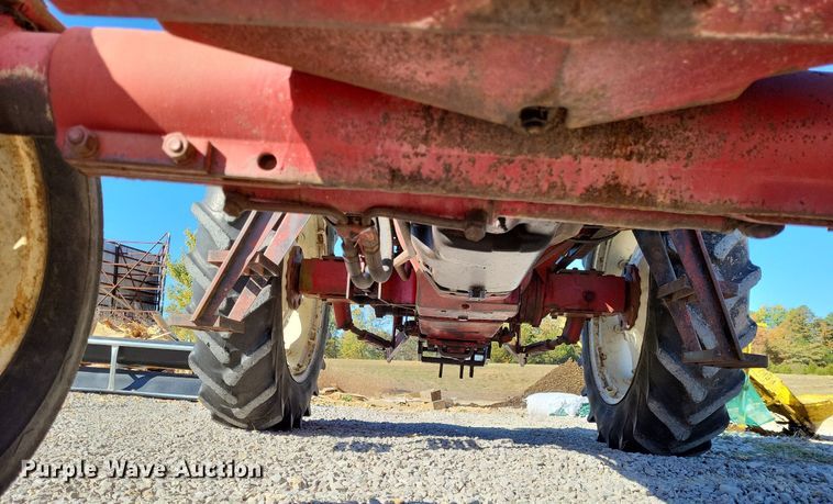 image for item LR9035 1983 International 884  tractor