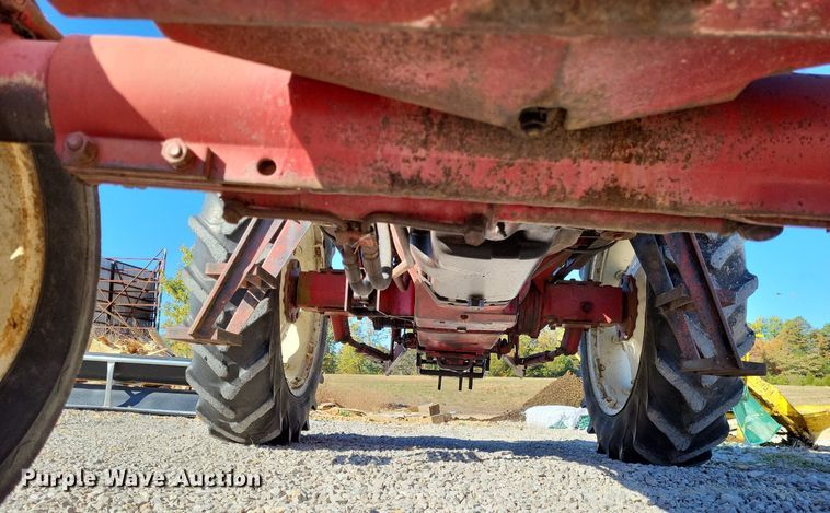 image for item LR9035 1983 International 884  tractor