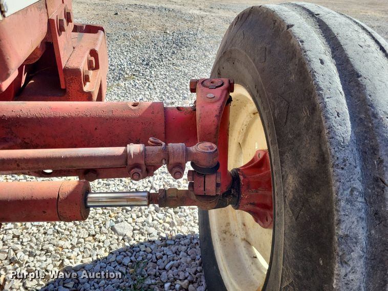 image for item LR9035 1983 International 884  tractor