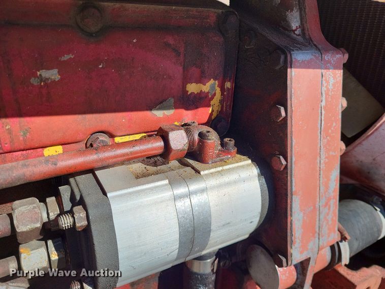 image for item LR9035 1983 International 884  tractor