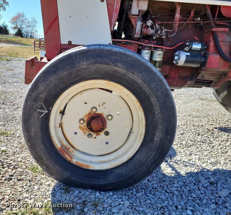 image for item LR9035 1983 International 884  tractor